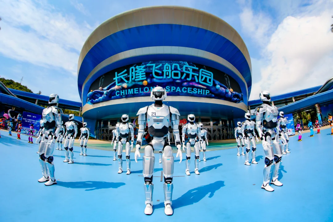 Humanoid robots and performers at Chimelong Spaceship park
